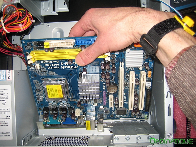 Comment connecter les connecteurs du panneau avant à une carte mère ATX -  Tutoriel de réparation iFixit