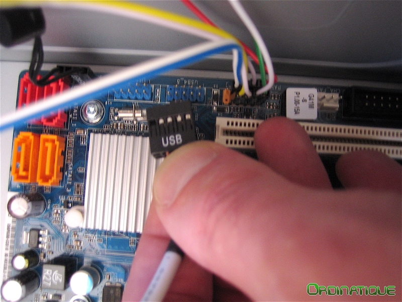 Comment connecter les connecteurs du panneau avant à une carte mère ATX -  Tutoriel de réparation iFixit